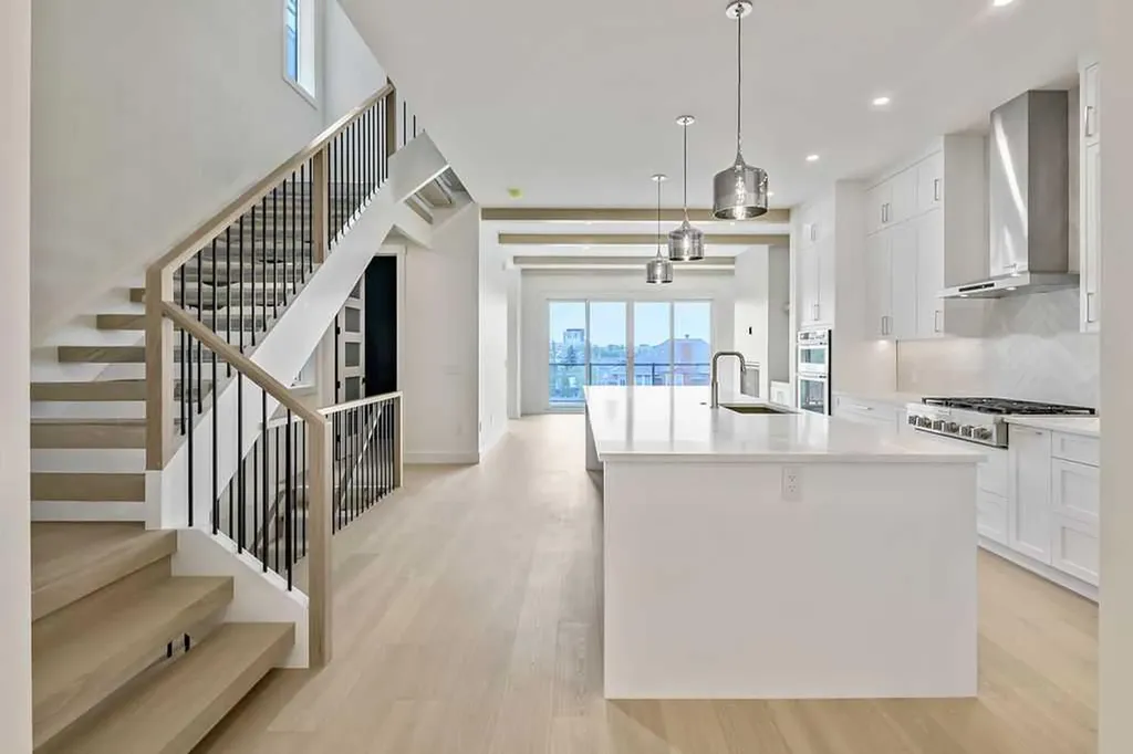712 Bridge Crescent NE Calgary AB T2E 5B5