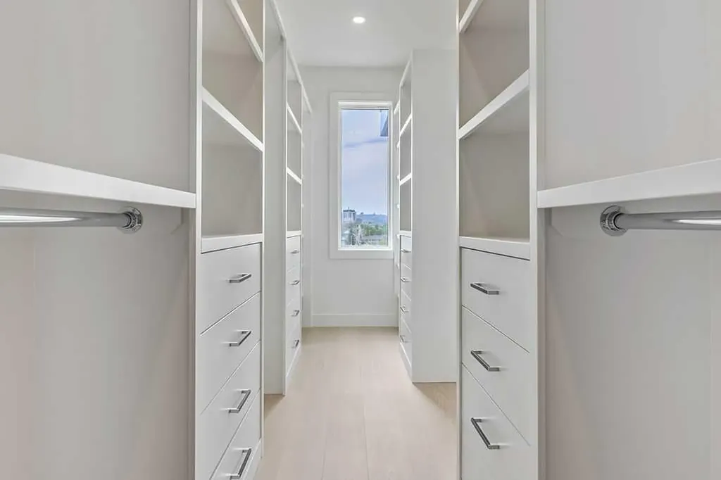 712 Bridge Crescent NE Calgary AB T2E 5B5