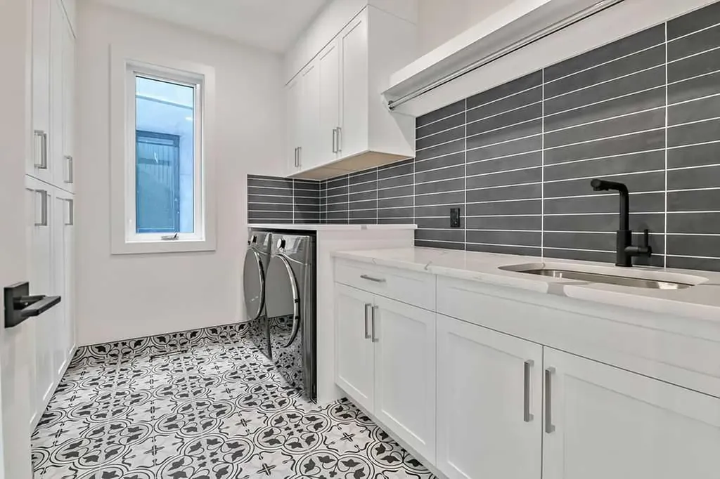 712 Bridge Crescent NE Calgary AB T2E 5B5