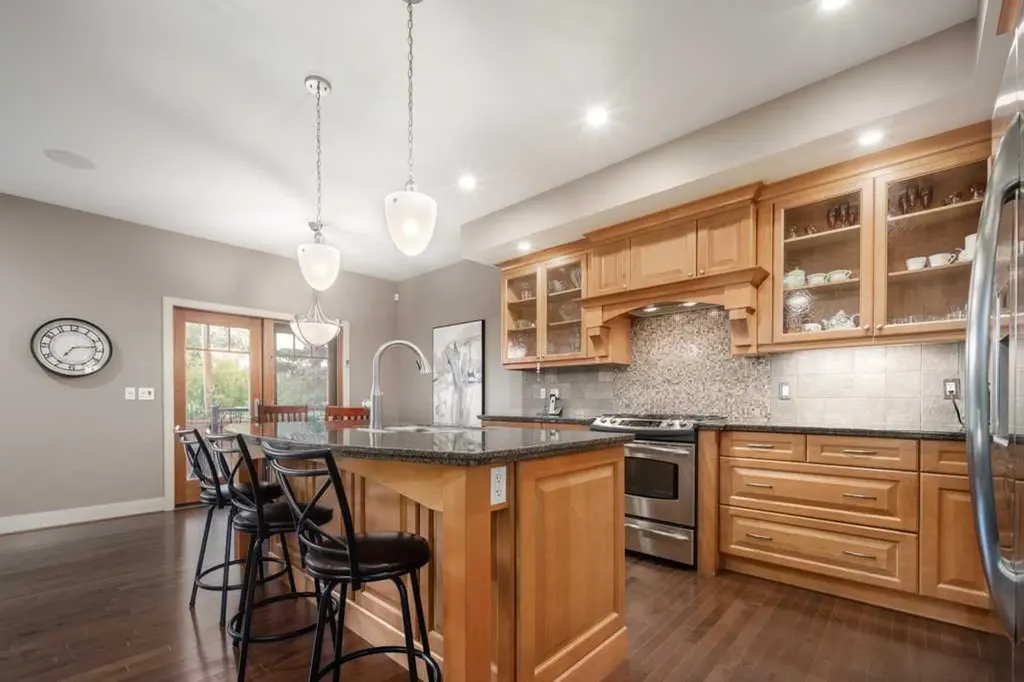 24 Aspen Meadows Green SW Calgary AB T3H 5J9