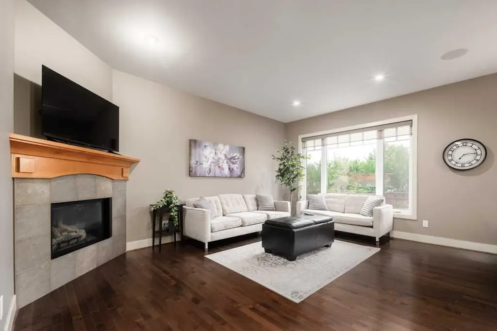 24 Aspen Meadows Green SW Calgary AB T3H 5J9