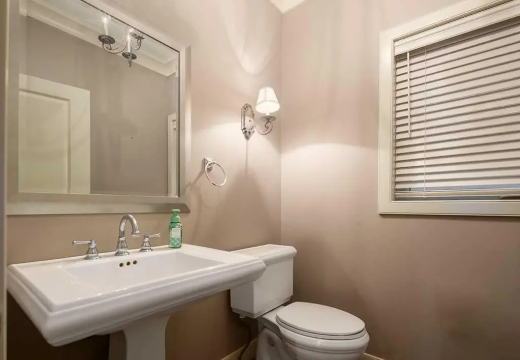 24 Aspen Meadows Green SW Calgary AB T3H 5J9