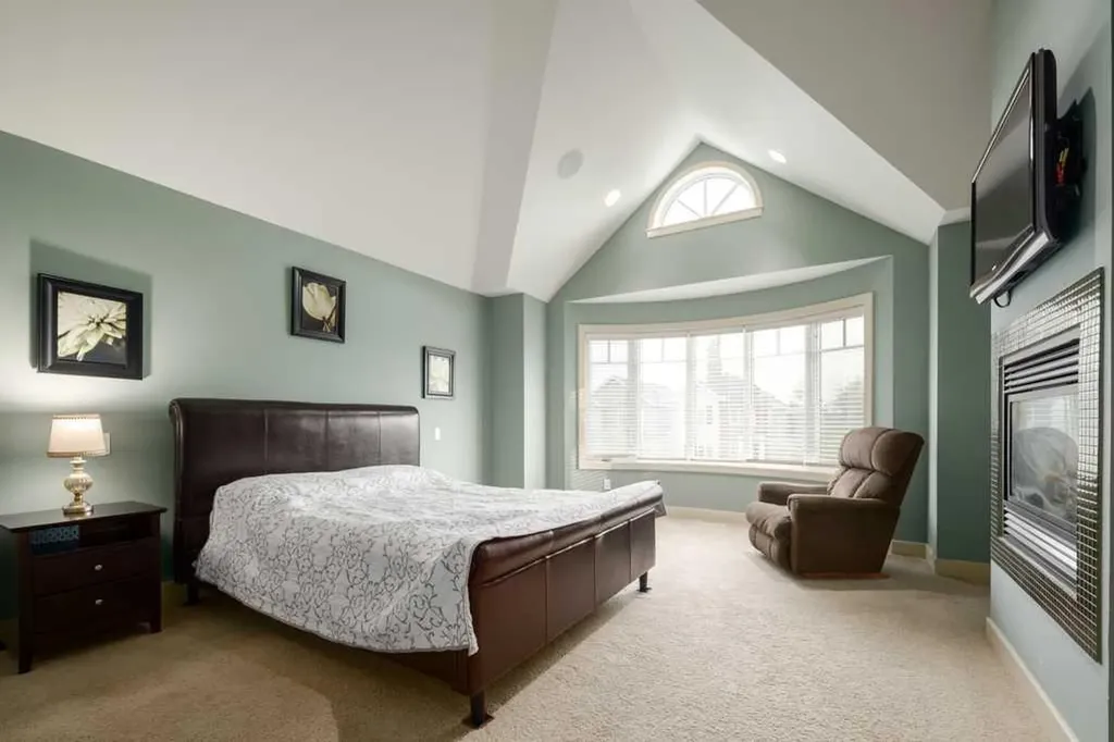 24 Aspen Meadows Green SW Calgary AB T3H 5J9