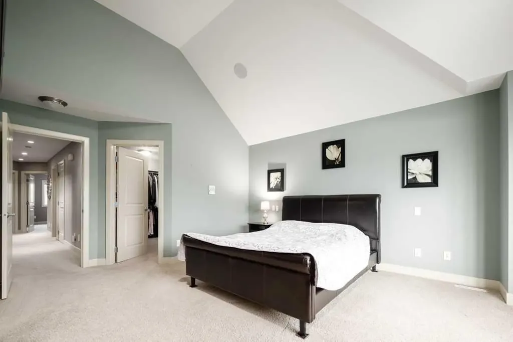 24 Aspen Meadows Green SW Calgary AB T3H 5J9