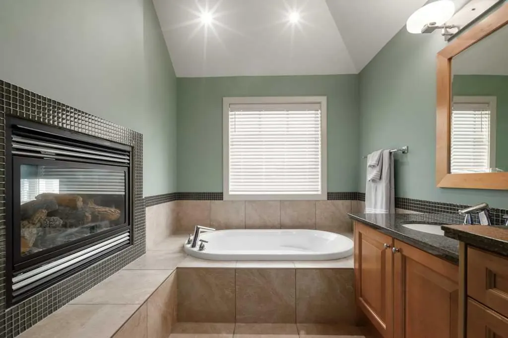24 Aspen Meadows Green SW Calgary AB T3H 5J9