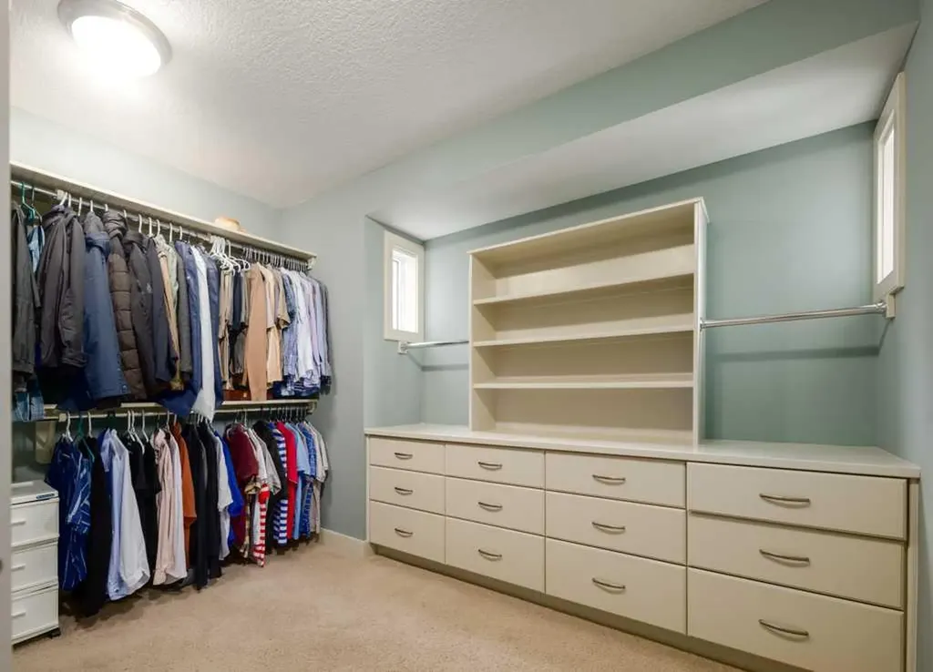 24 Aspen Meadows Green SW Calgary AB T3H 5J9