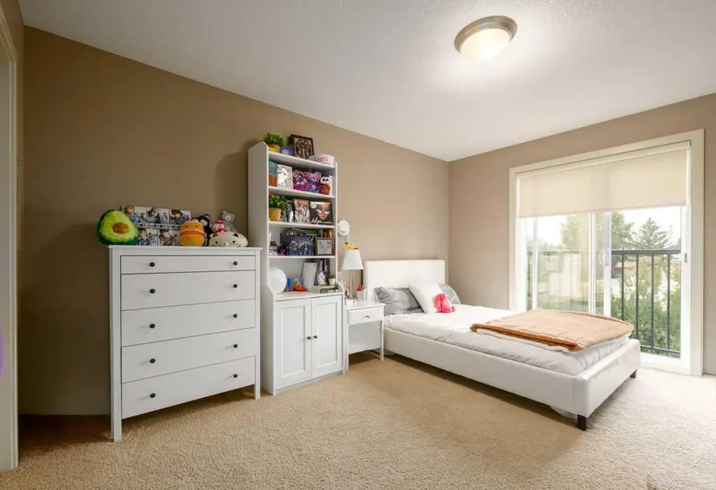 24 Aspen Meadows Green SW Calgary AB T3H 5J9