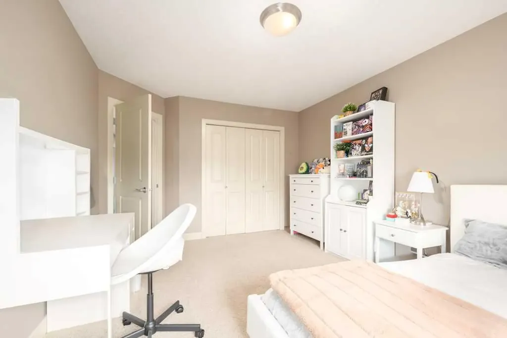 24 Aspen Meadows Green SW Calgary AB T3H 5J9