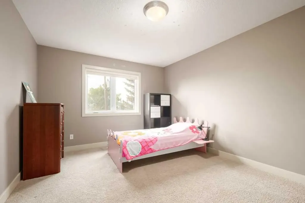 24 Aspen Meadows Green SW Calgary AB T3H 5J9