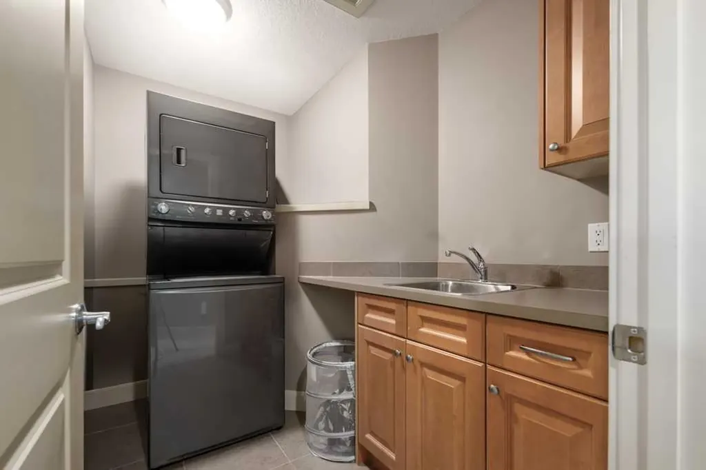 24 Aspen Meadows Green SW Calgary AB T3H 5J9