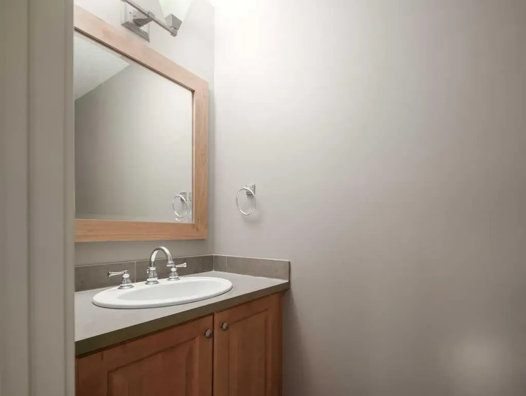 24 Aspen Meadows Green SW Calgary AB T3H 5J9