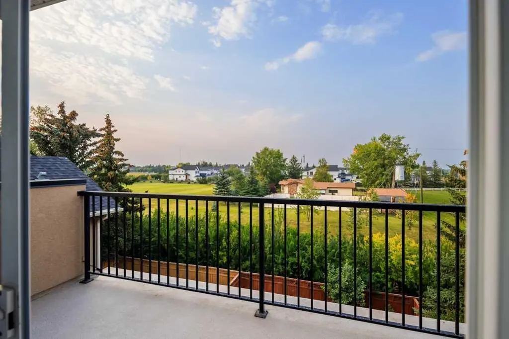 24 Aspen Meadows Green SW Calgary AB T3H 5J9