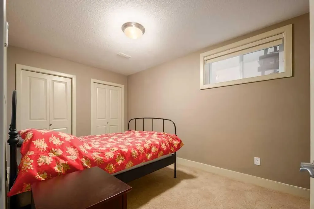 24 Aspen Meadows Green SW Calgary AB T3H 5J9