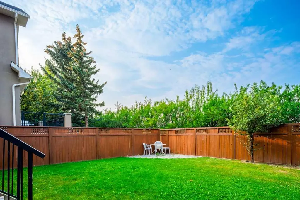 24 Aspen Meadows Green SW Calgary AB T3H 5J9