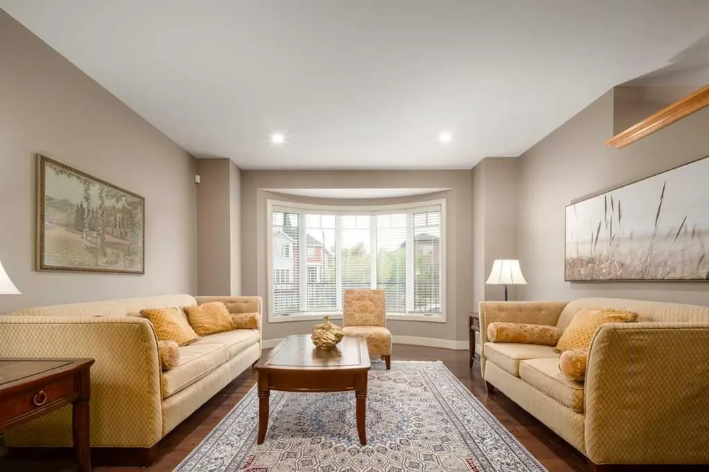 24 Aspen Meadows Green SW Calgary AB T3H 5J9