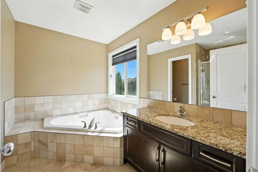 124 Kingsbridge Way SE Airdrie AB T4A 0M6