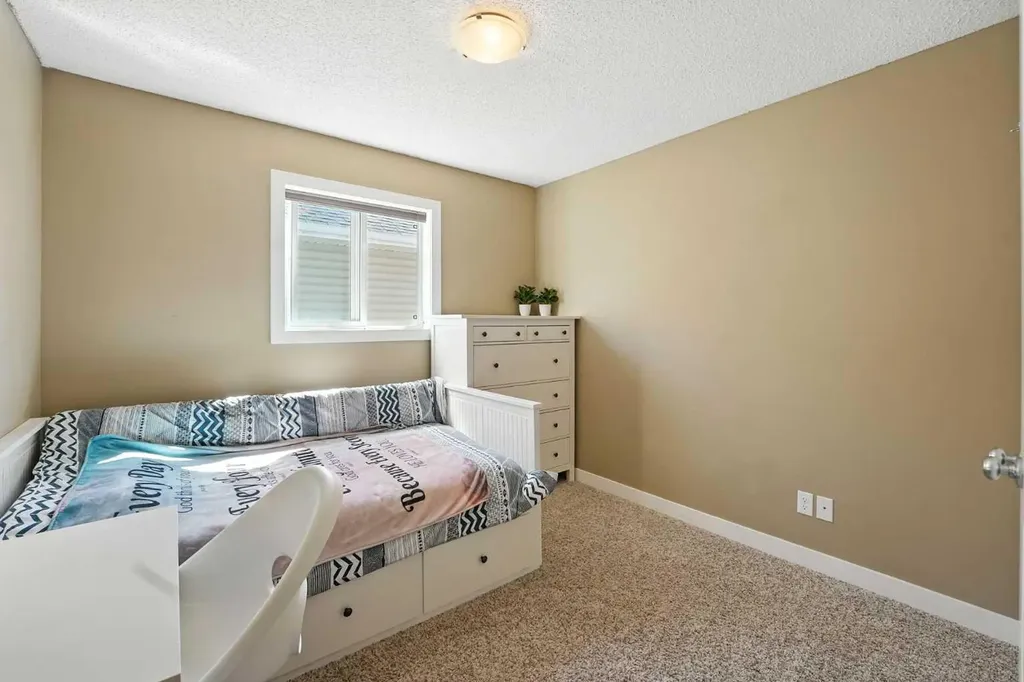 124 Kingsbridge Way SE Airdrie AB T4A 0M6