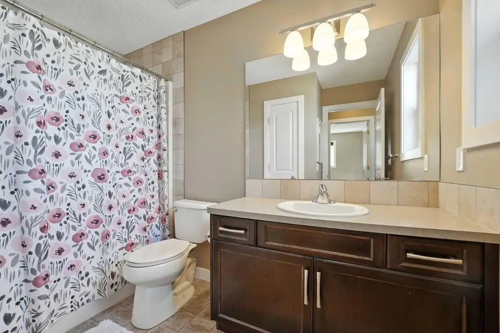 124 Kingsbridge Way SE Airdrie AB T4A 0M6