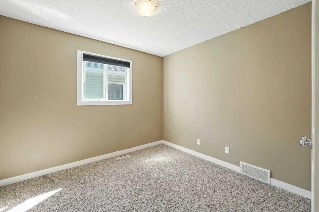 124 Kingsbridge Way SE Airdrie AB T4A 0M6