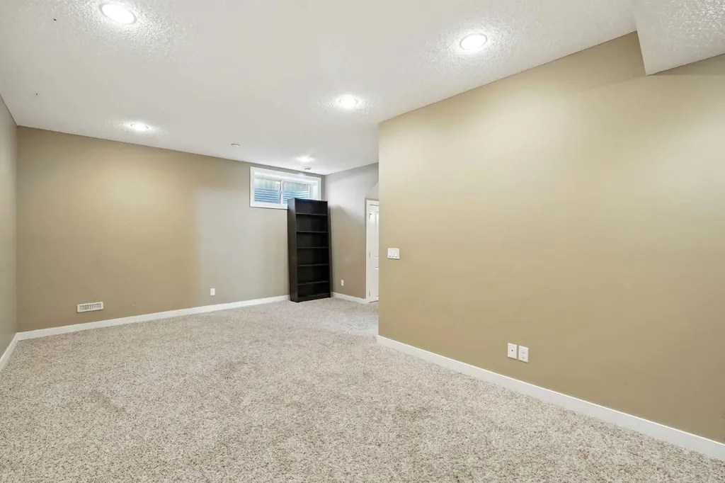 124 Kingsbridge Way SE Airdrie AB T4A 0M6