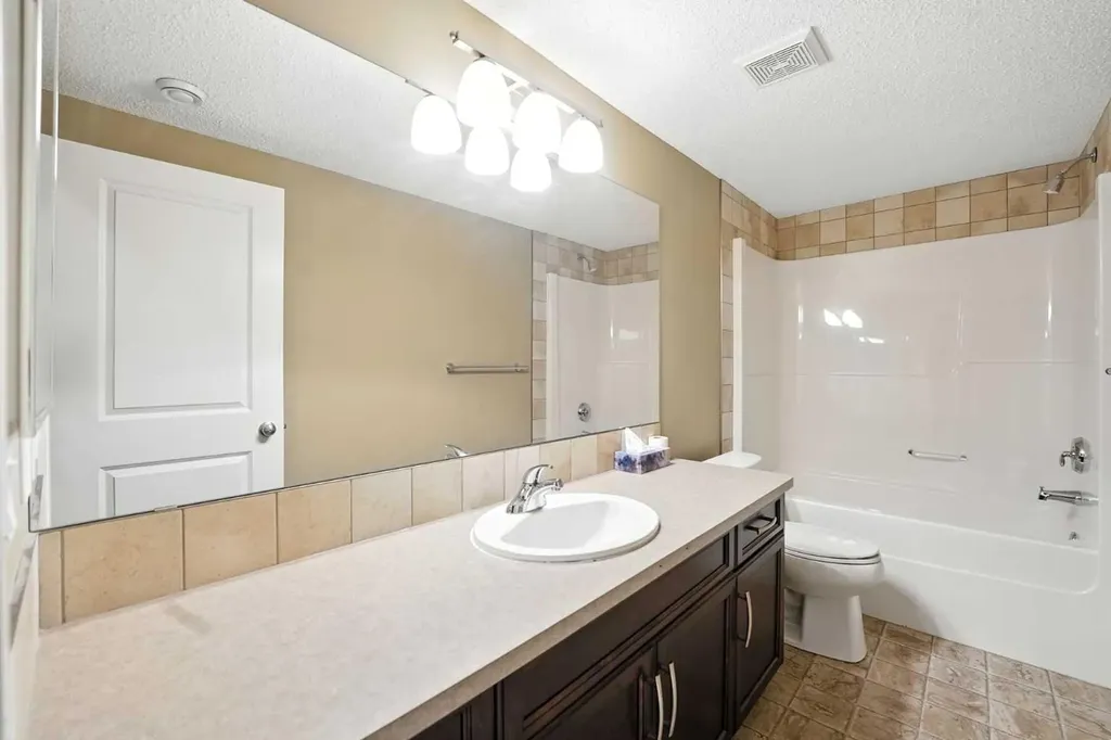 124 Kingsbridge Way SE Airdrie AB T4A 0M6