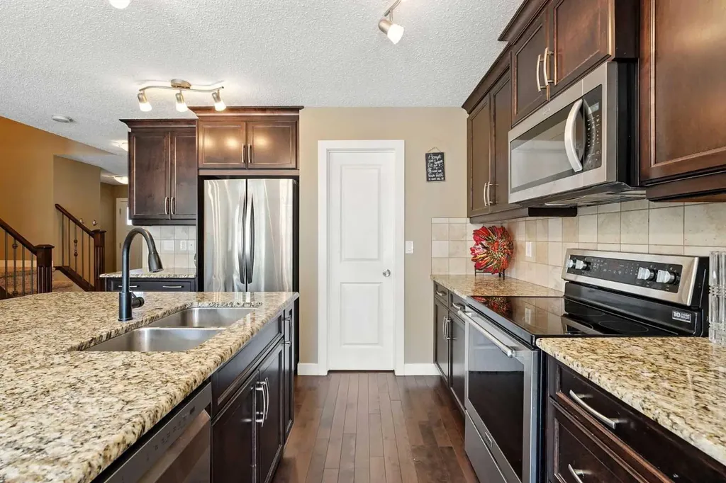 124 Kingsbridge Way SE Airdrie AB T4A 0M6