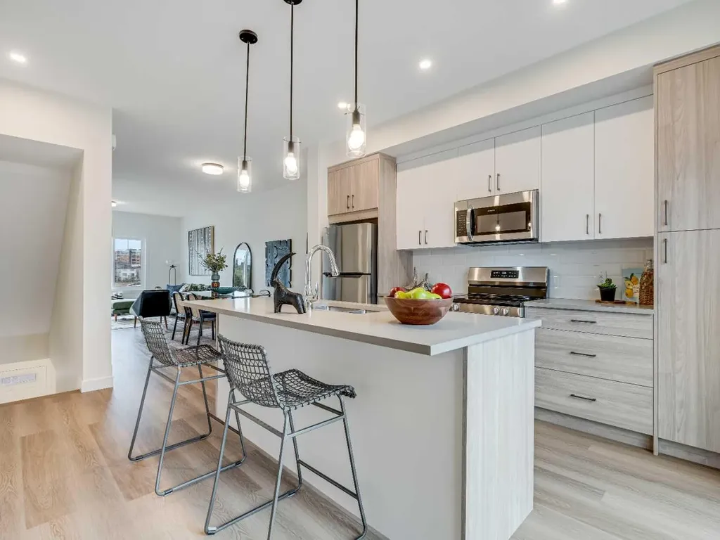 2221 81st Street SW Calgary AB T3H 3V8