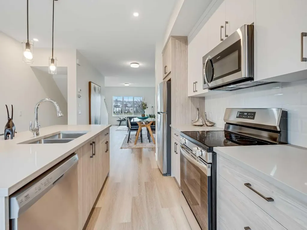 2221 81st Street SW Calgary AB T3H 3V8