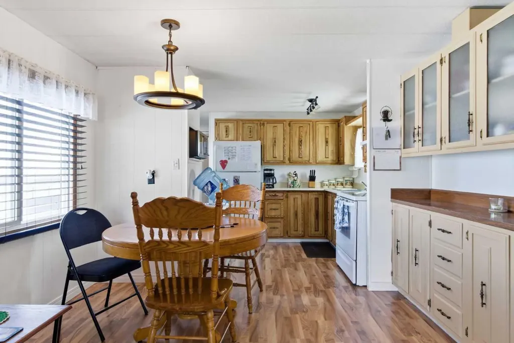 232003 Range Road 242 Namaka AB T1P 0N1