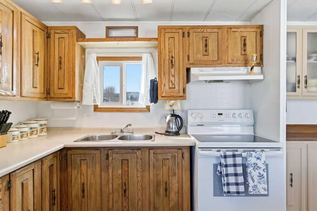 232003 Range Road 242 Namaka AB T1P 0N1