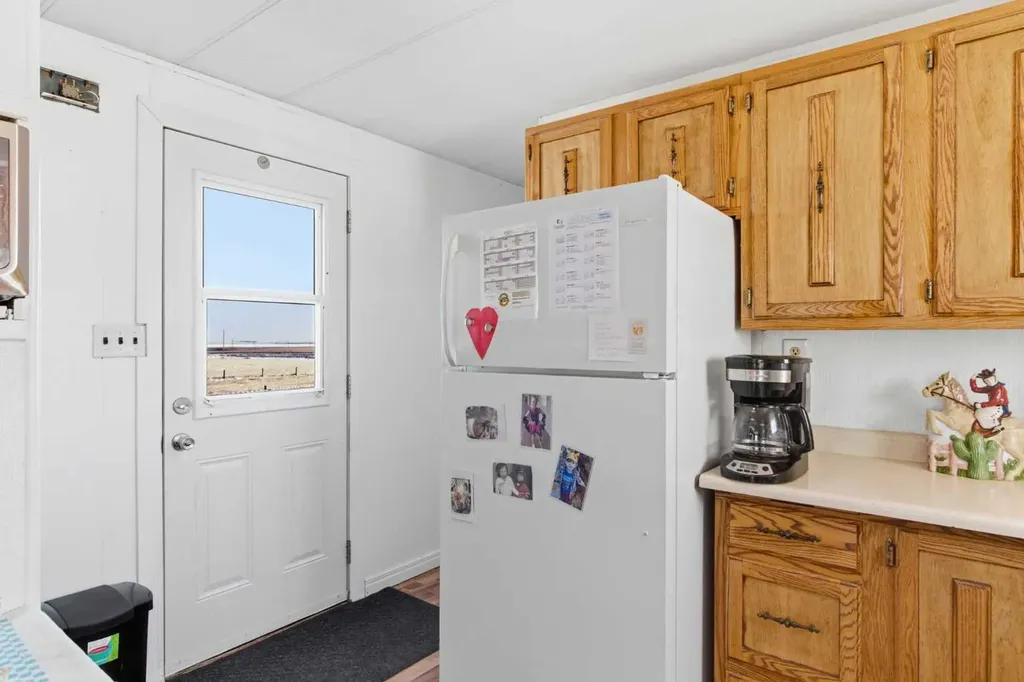 232003 Range Road 242 Namaka AB T1P 0N1