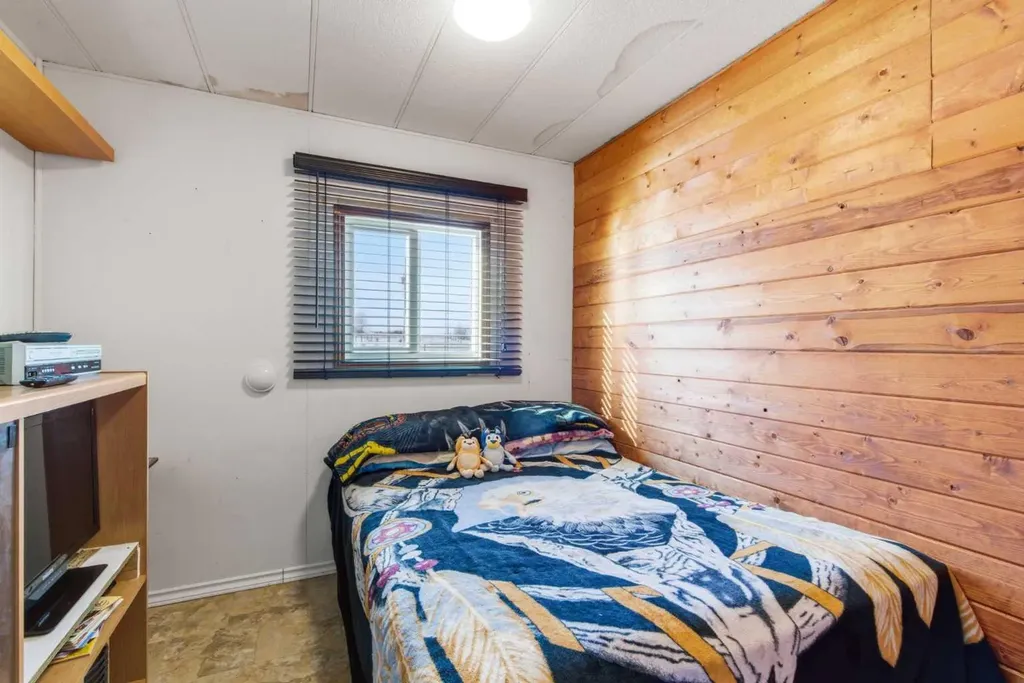 232003 Range Road 242 Namaka AB T1P 0N1