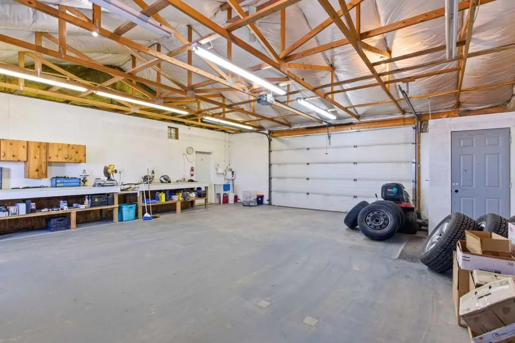 232003 Range Road 242 Namaka AB T1P 0N1