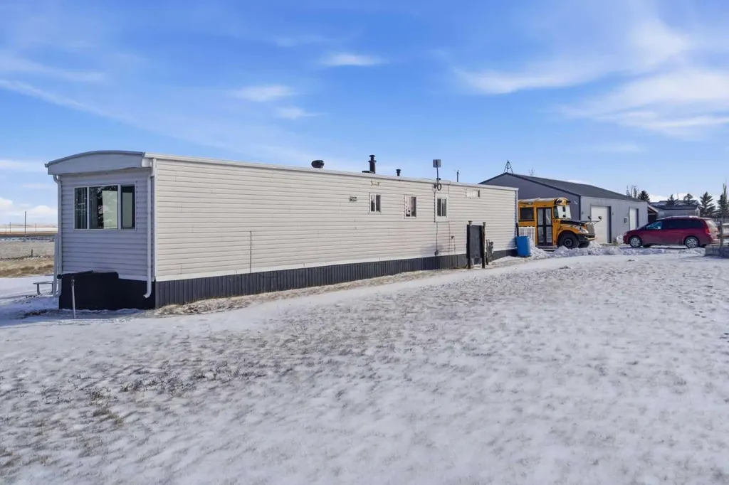 232003 Range Road 242 Namaka AB T1P 0N1