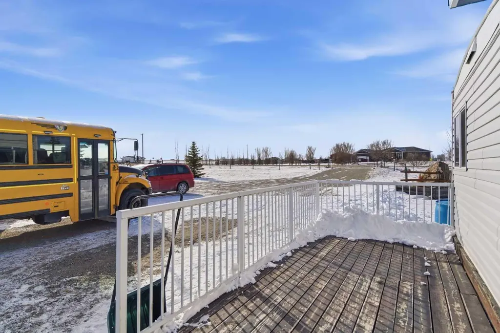 232003 Range Road 242 Namaka AB T1P 0N1