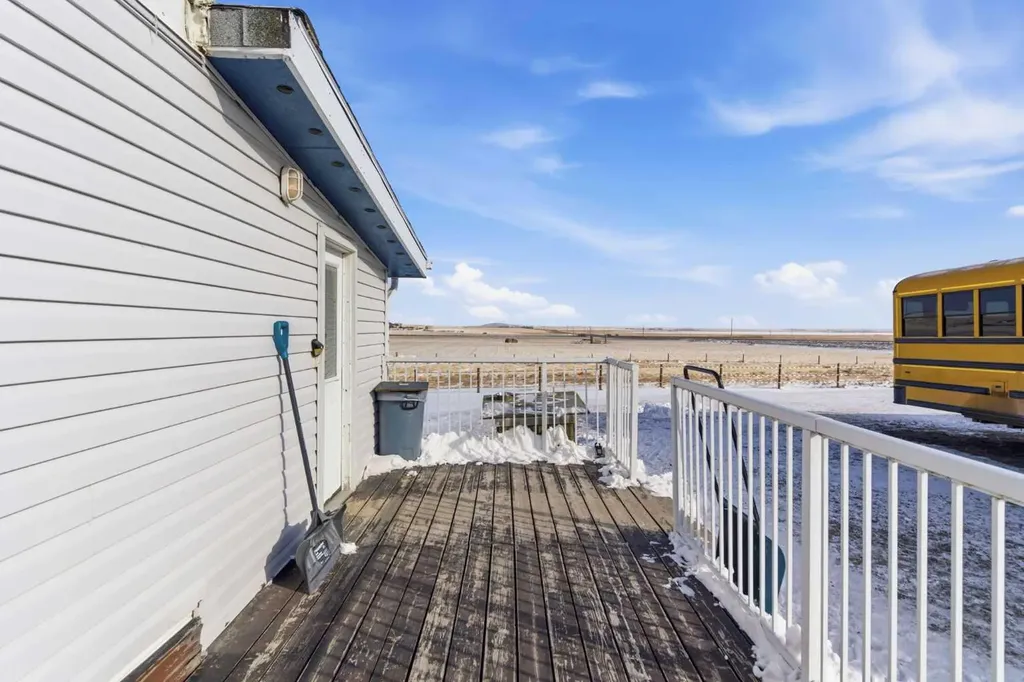 232003 Range Road 242 Namaka AB T1P 0N1