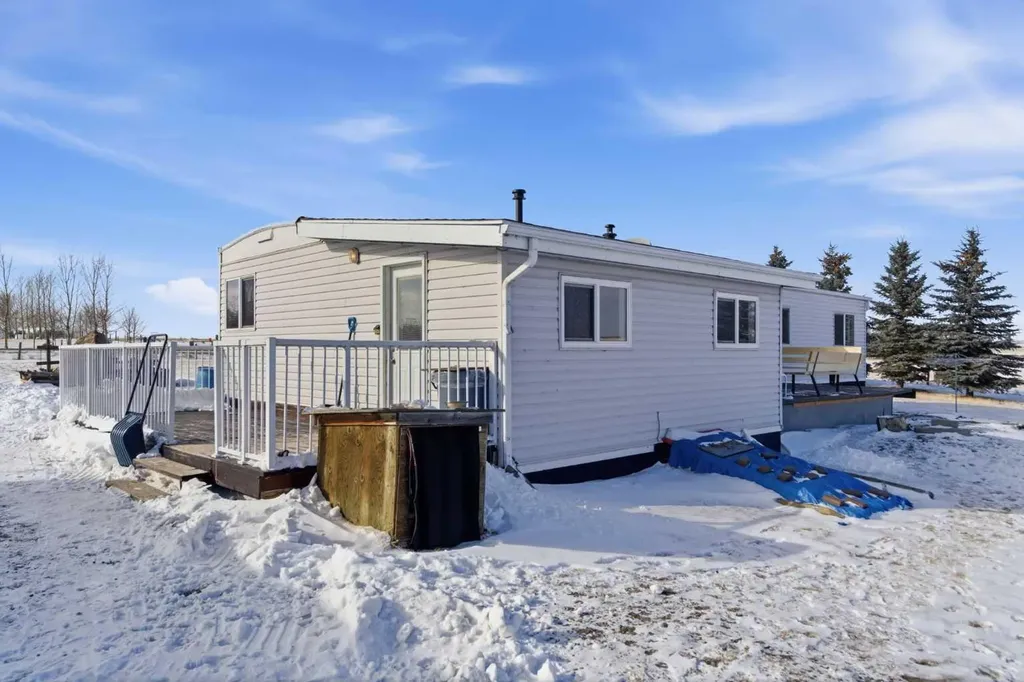 232003 Range Road 242 Namaka AB T1P 0N1