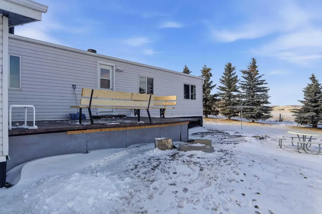 232003 Range Road 242 Namaka AB T1P 0N1