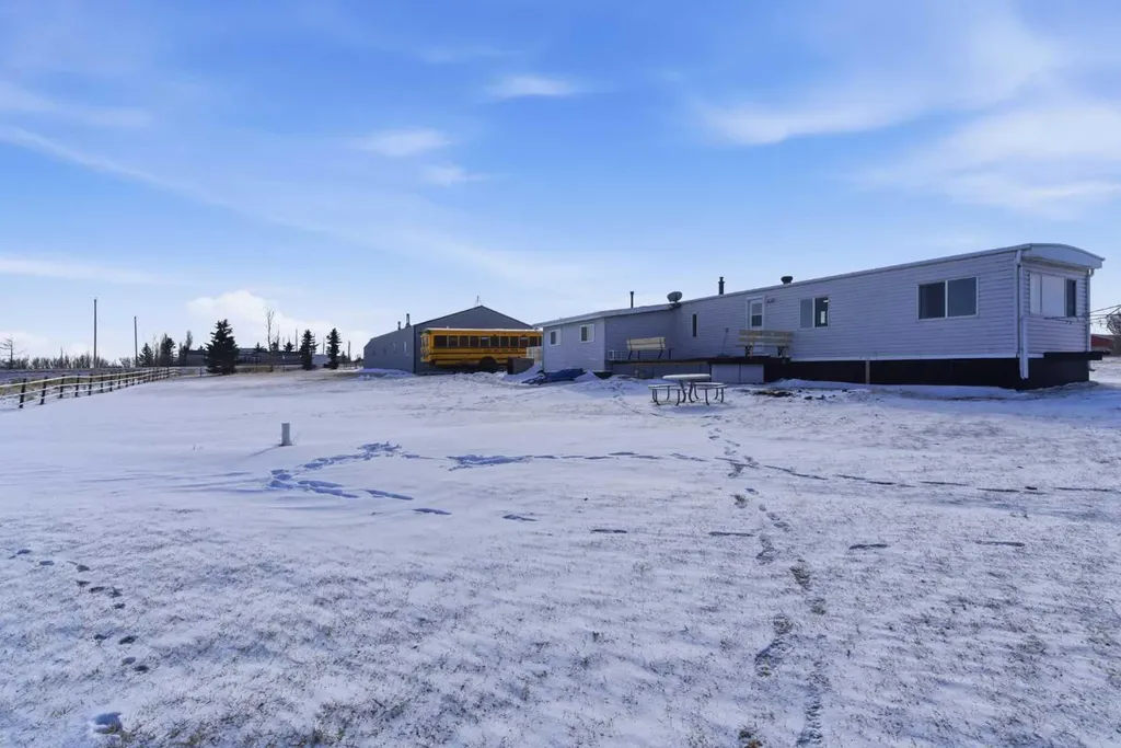 232003 Range Road 242 Namaka AB T1P 0N1
