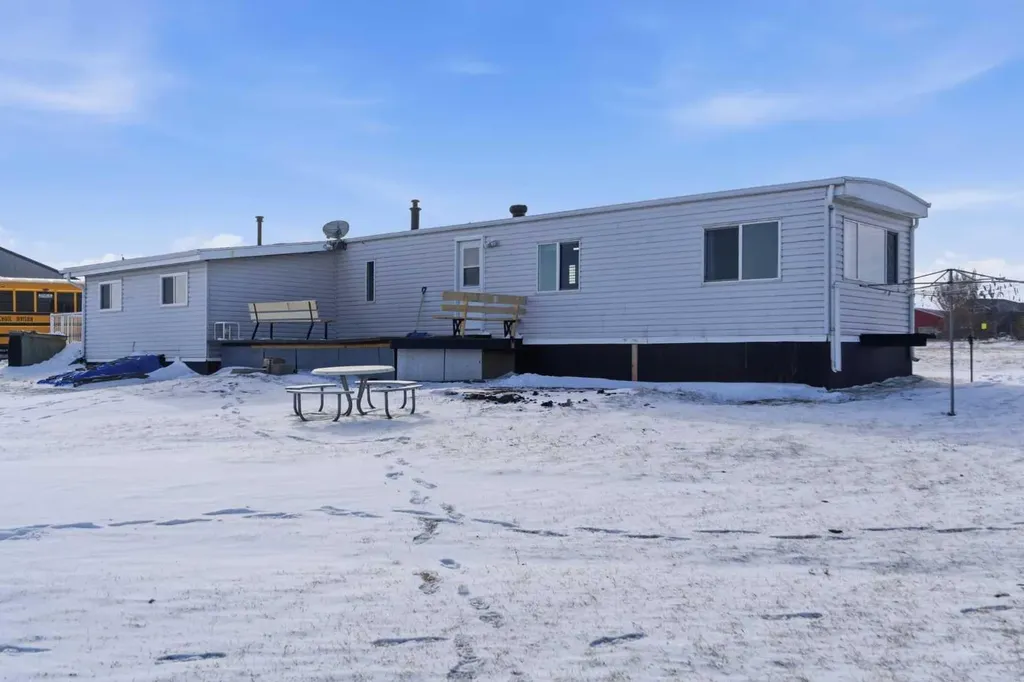 232003 Range Road 242 Namaka AB T1P 0N1