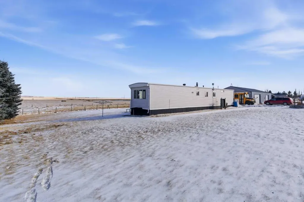 232003 Range Road 242 Namaka AB T1P 0N1