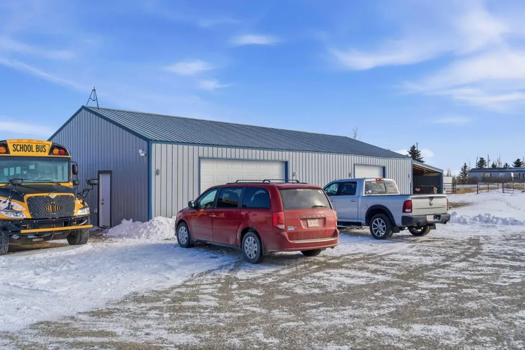 232003 Range Road 242 Namaka AB T1P 0N1