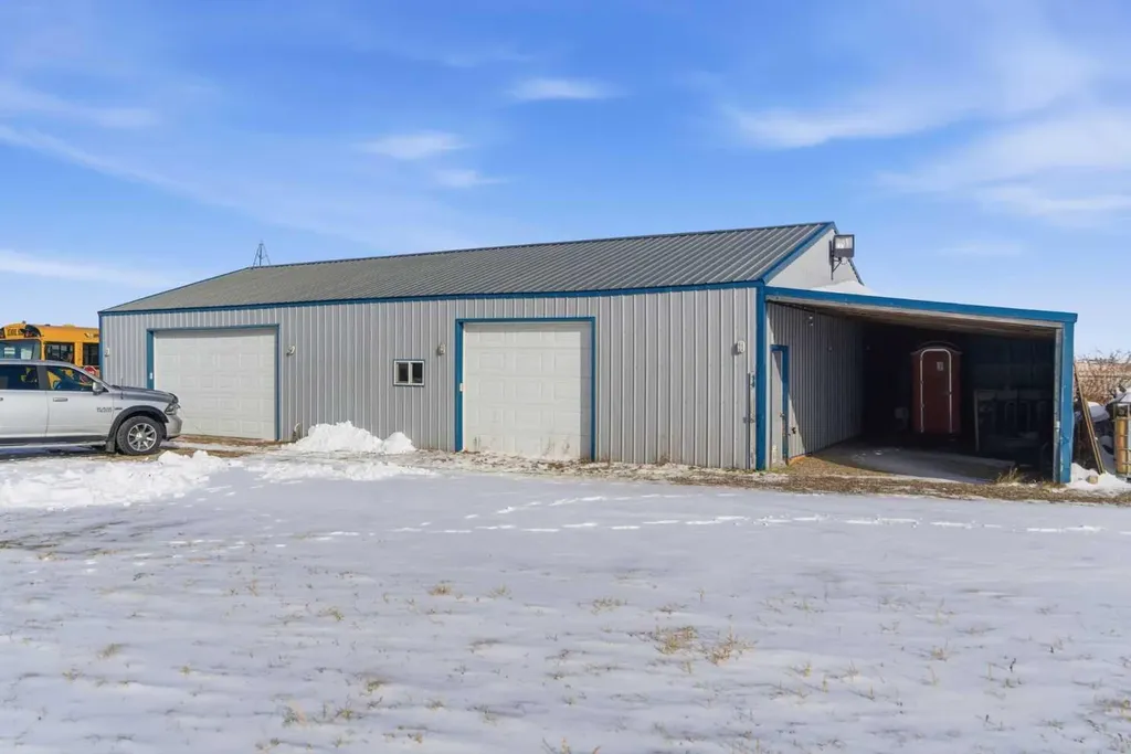 232003 Range Road 242 Namaka AB T1P 0N1