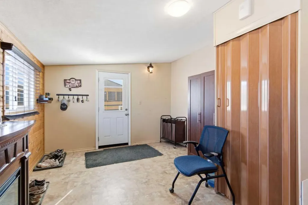 232003 Range Road 242 Namaka AB T1P 0N1