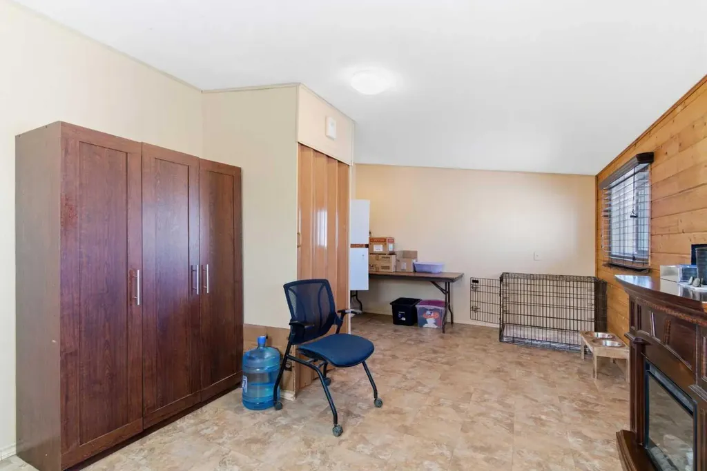232003 Range Road 242 Namaka AB T1P 0N1