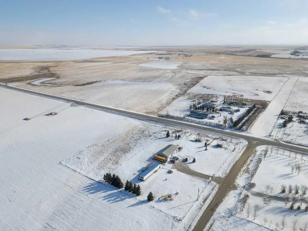 232003 Range Road 242 Namaka AB T1P 0N1
