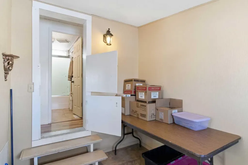 232003 Range Road 242 Namaka AB T1P 0N1