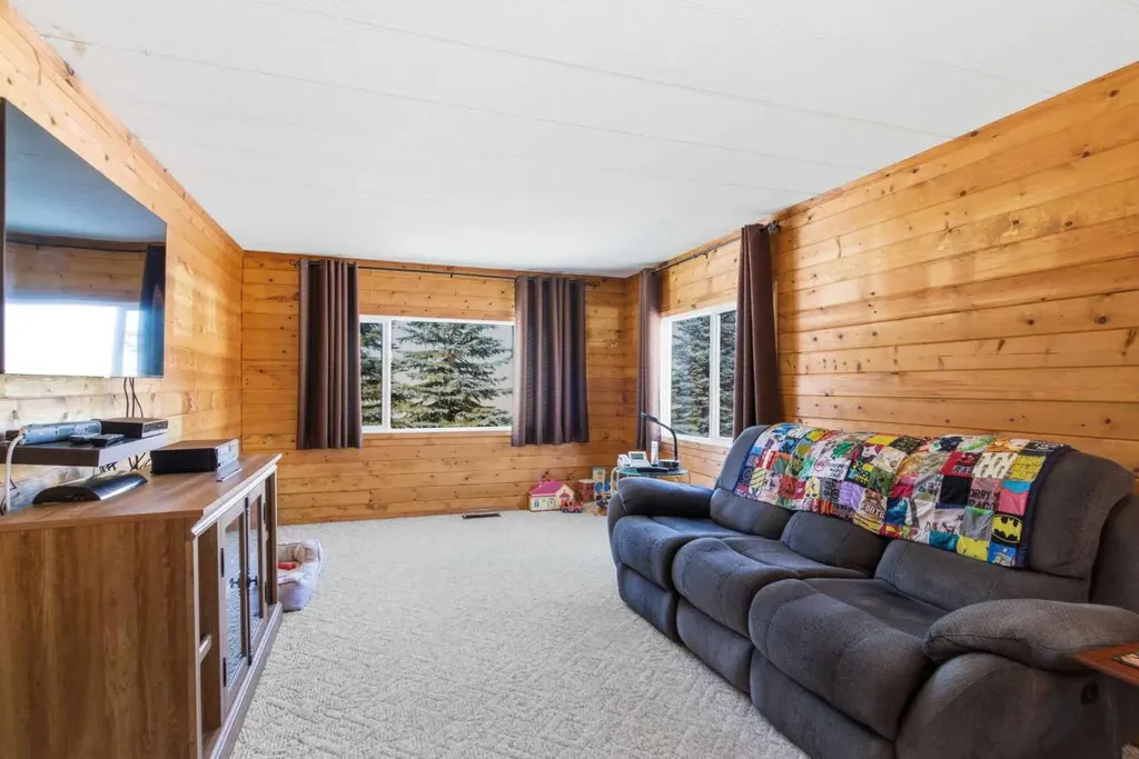 232003 Range Road 242 Namaka AB T1P 0N1