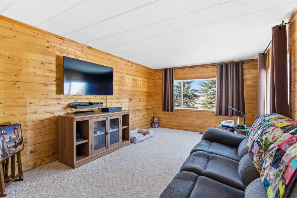 232003 Range Road 242 Namaka AB T1P 0N1