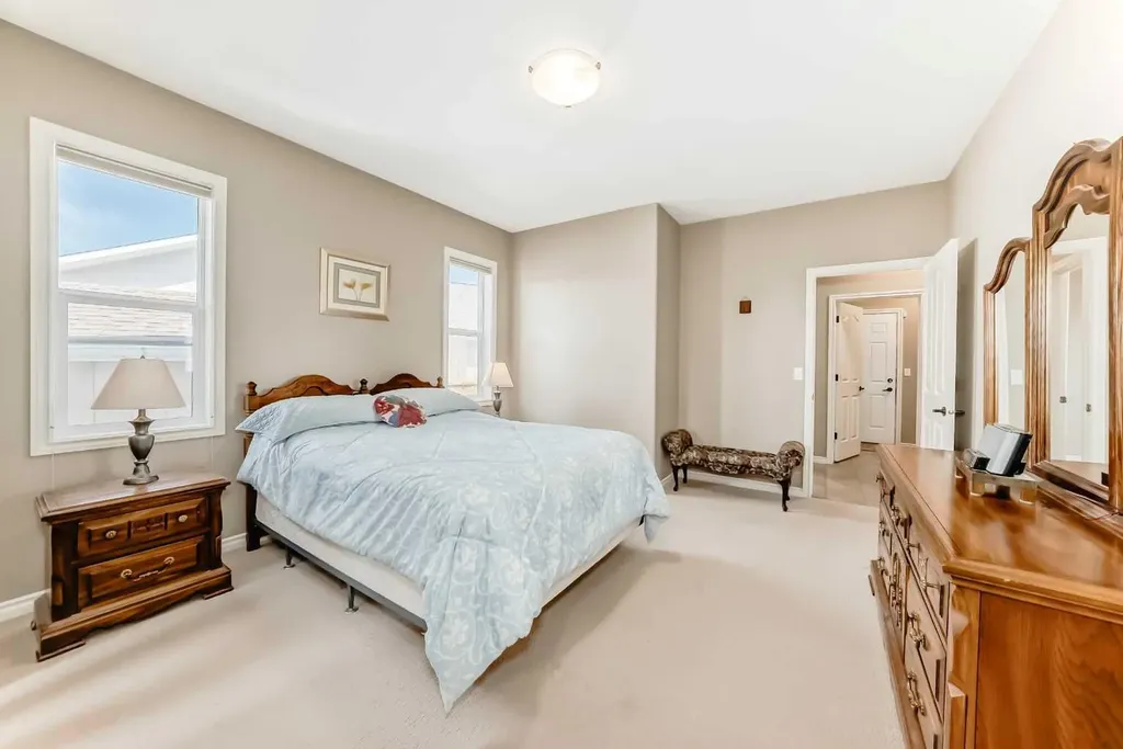 8 Filbert Close Sylvan Lake AB T4S 2L2